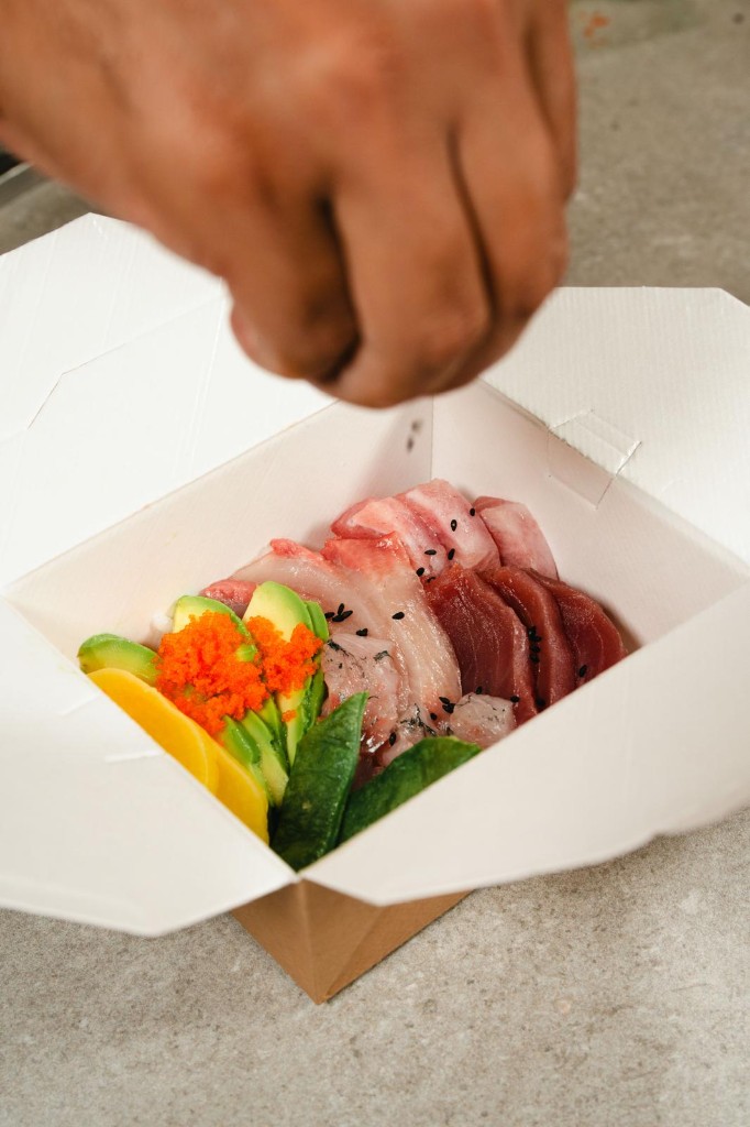 Caixa de take away com sashimi, abacate e tobiko